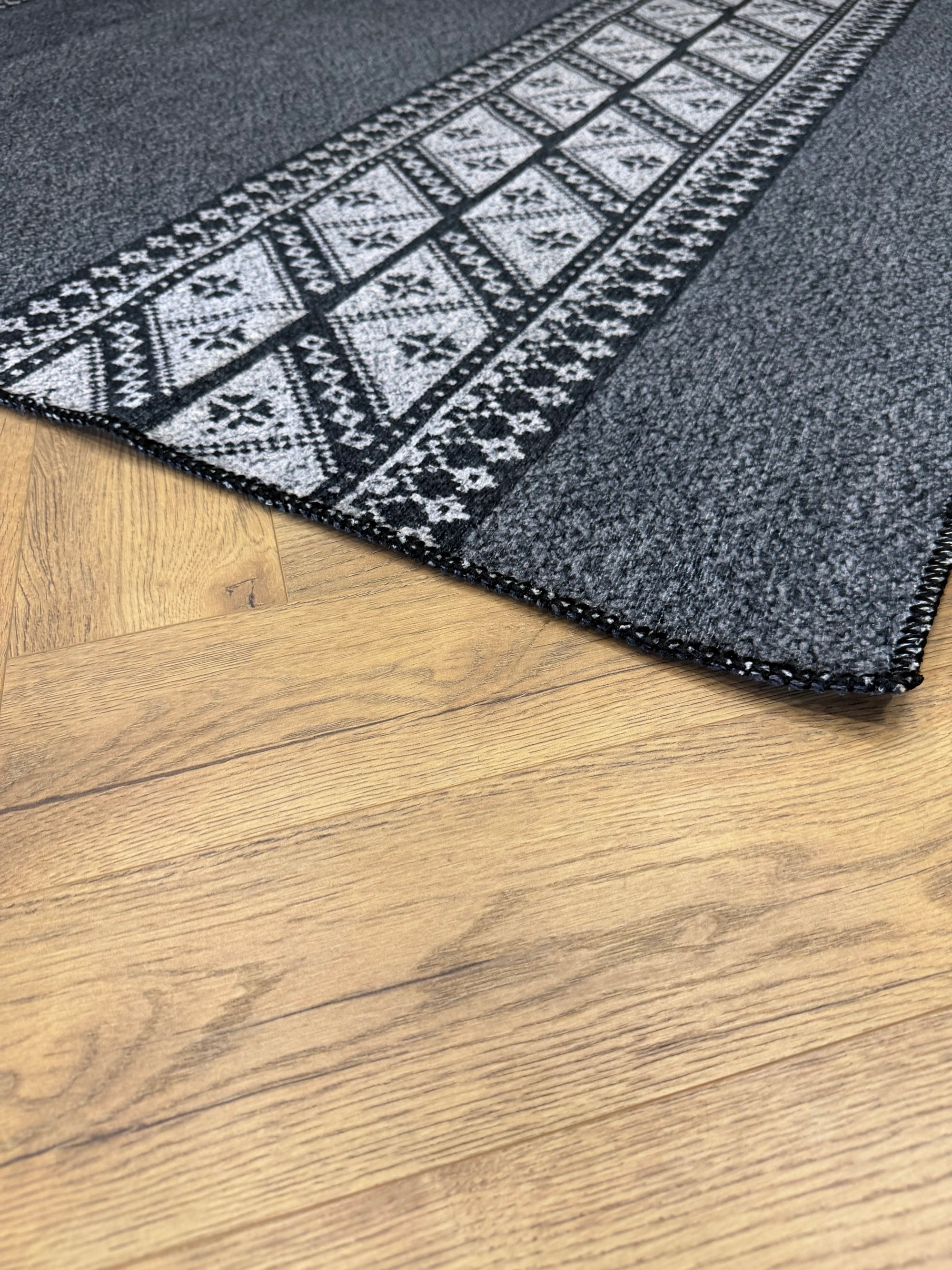 Cozy Machine Washable Charcoal Tribal Border Rug 160×230cm