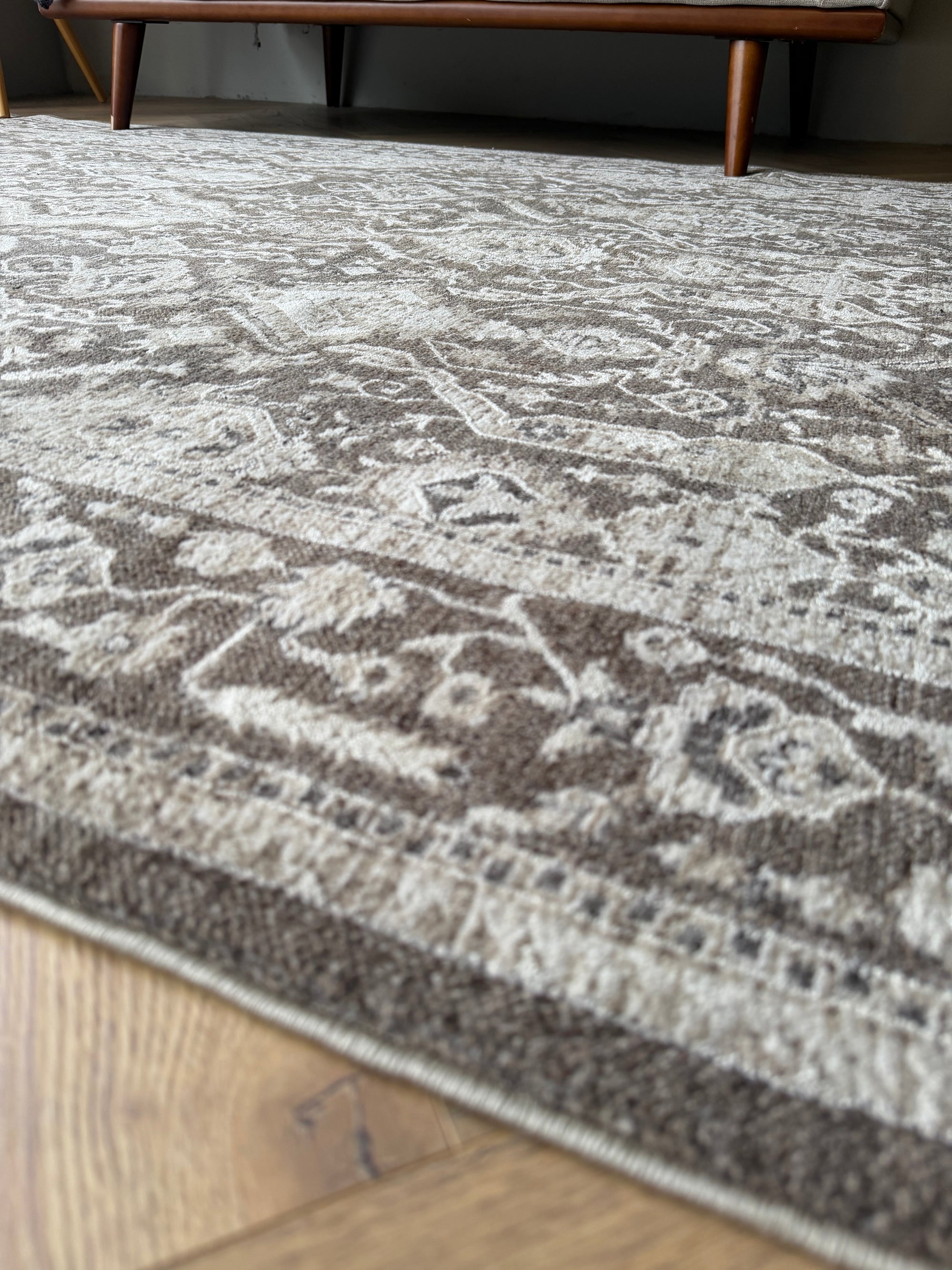 Sienna Taupe Traditional Rug 160x230