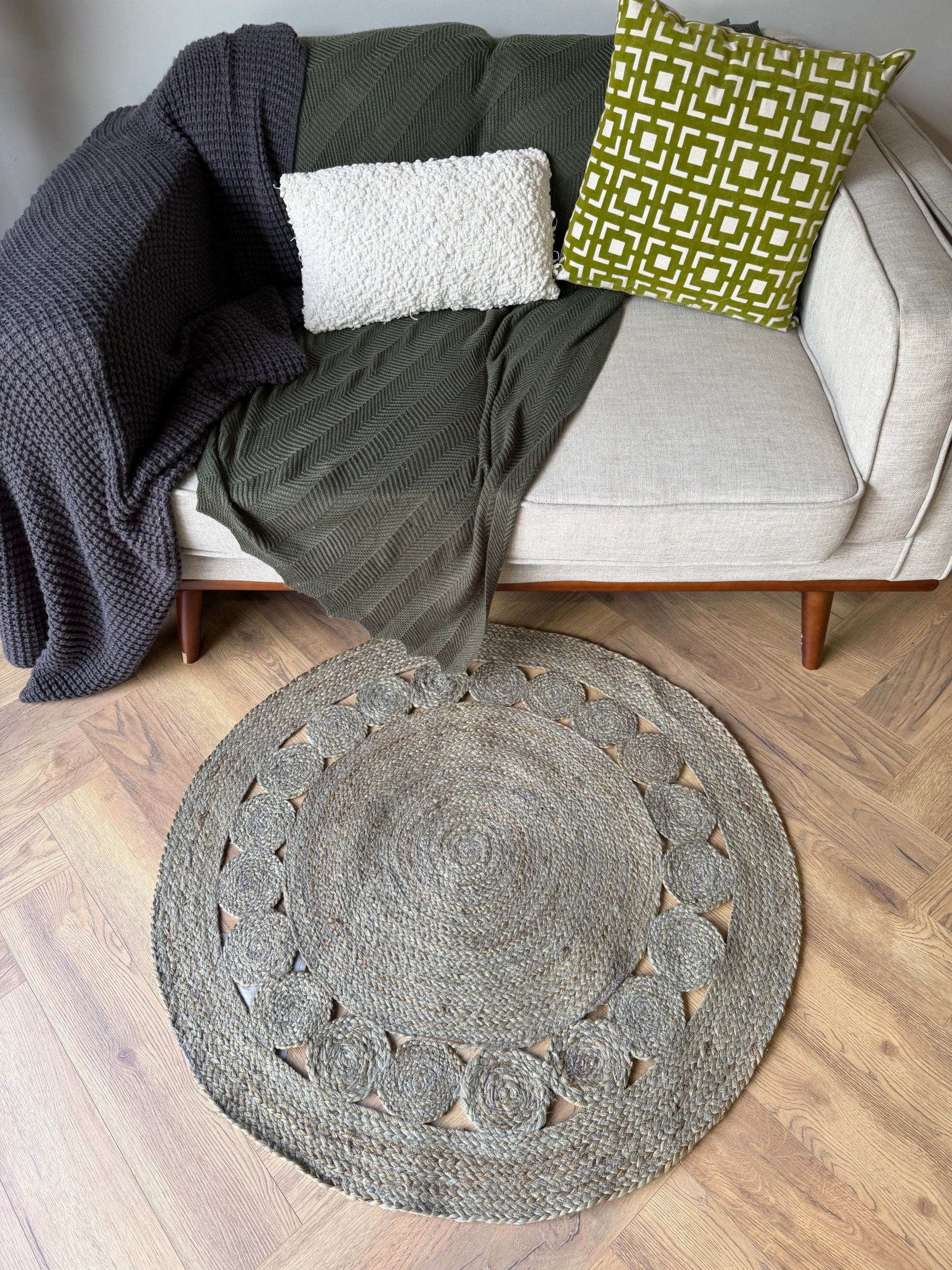 Olive Haven Handwoven Round Rug – Natural Jute (100cm)
