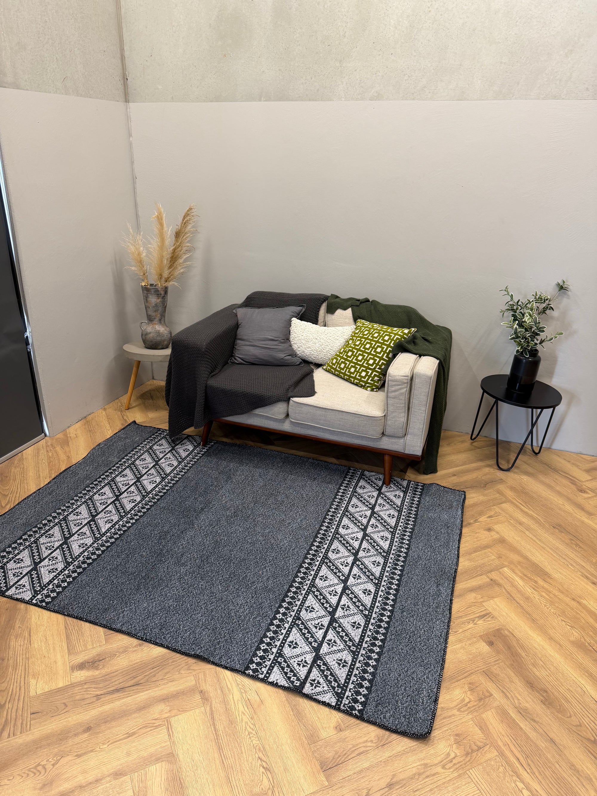 Cozy Machine Washable Charcoal Tribal Border Rug 160×230cm