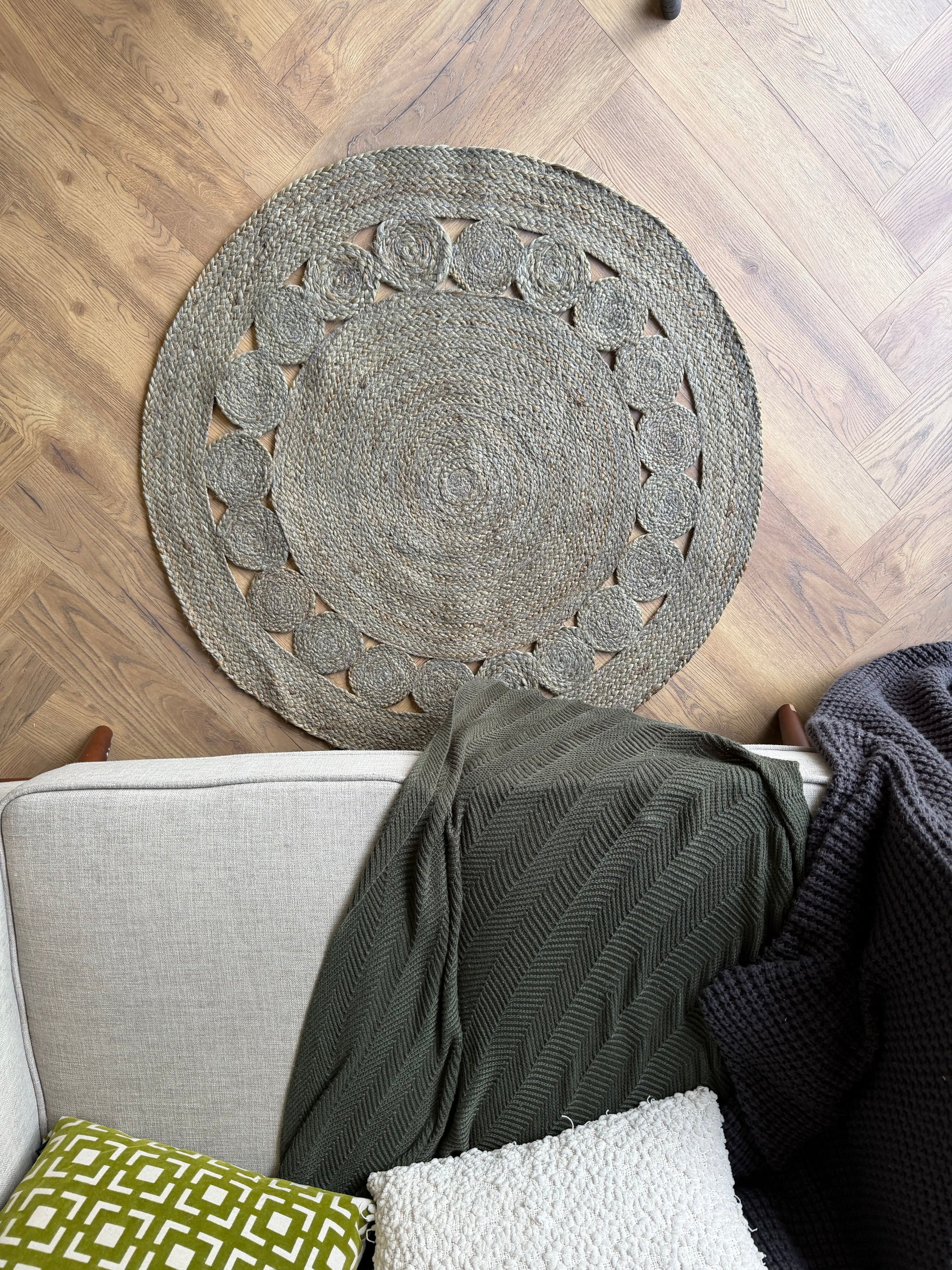 Olive Haven Handwoven Round Rug – Natural Jute (100cm)