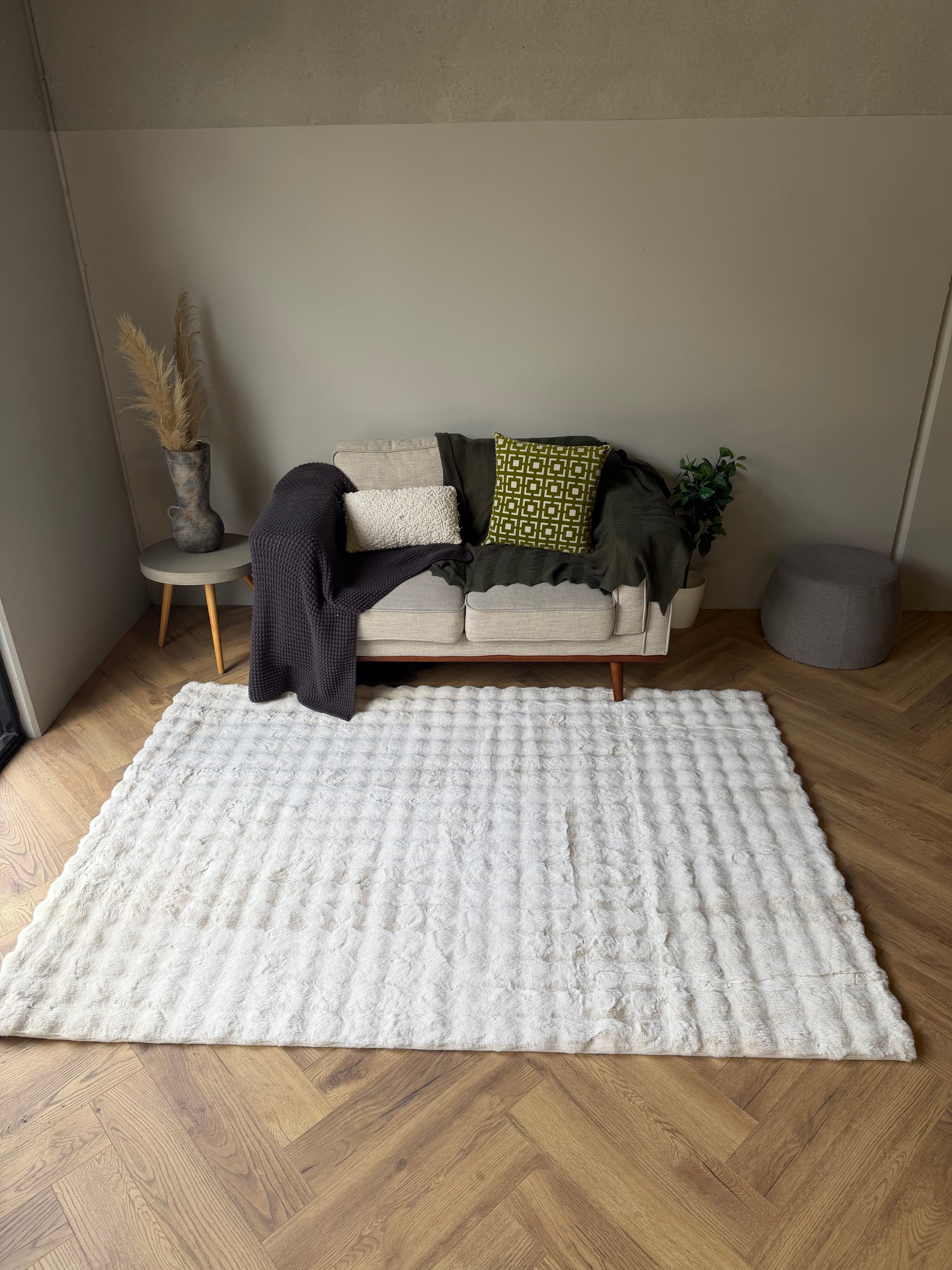 Faux Fur Pebble White Shaggy Rug