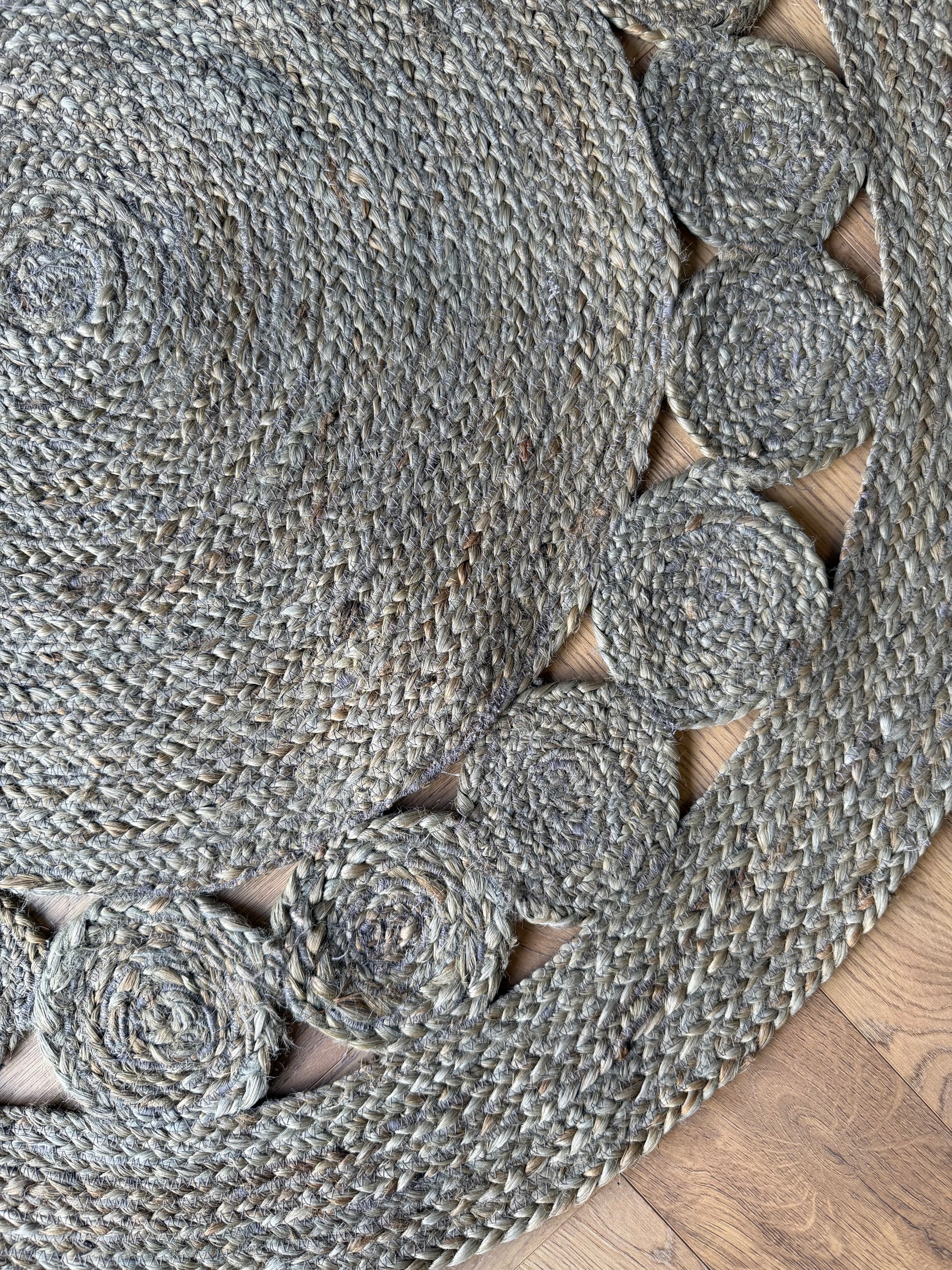 Olive Haven Handwoven Round Rug – Natural Jute (100cm)
