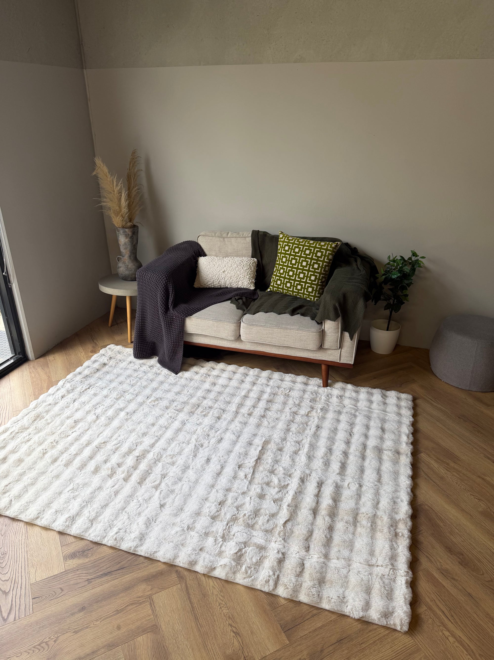 Faux Fur Pebble White Shaggy Rug
