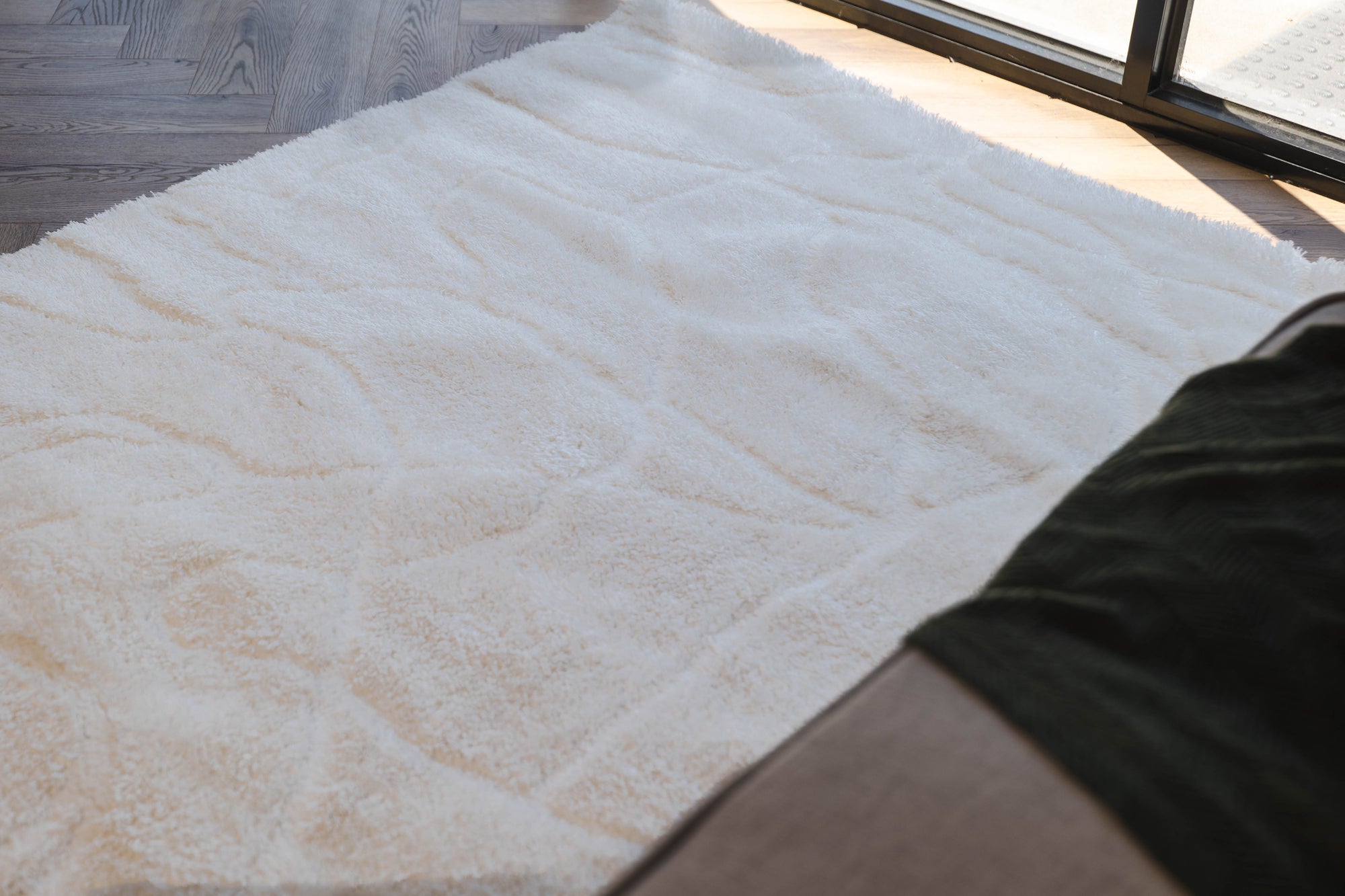 Jasmine Shaggy cream swirl lines flokati Rug