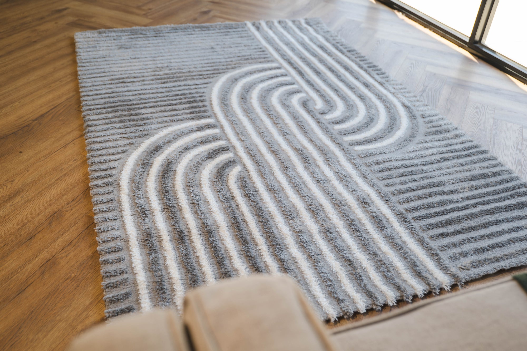 Jasmine Shaggy Grey white abstract wave flokati Rug