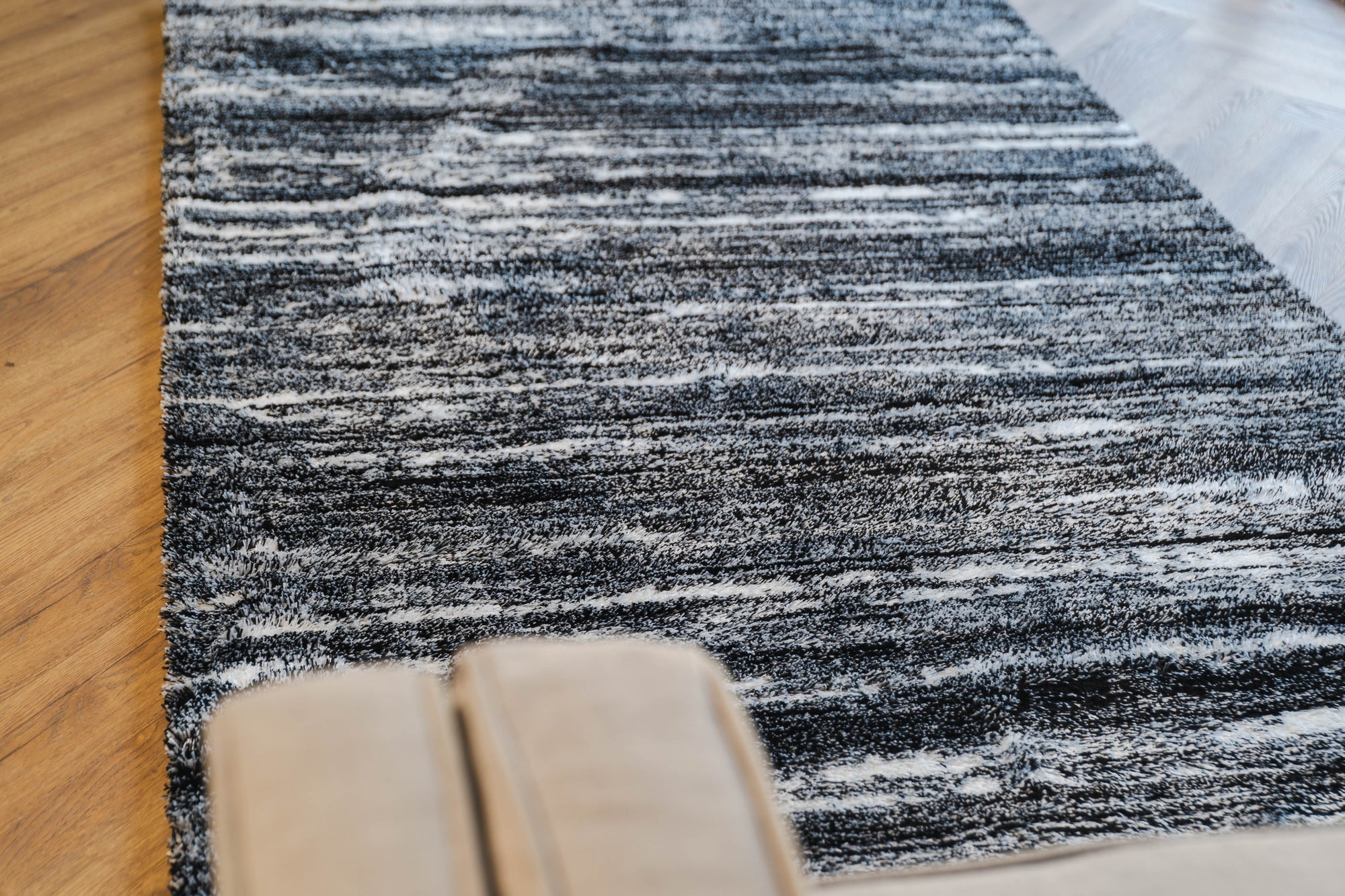 Jasmine Shaggy black white plain wave flokati Rug
