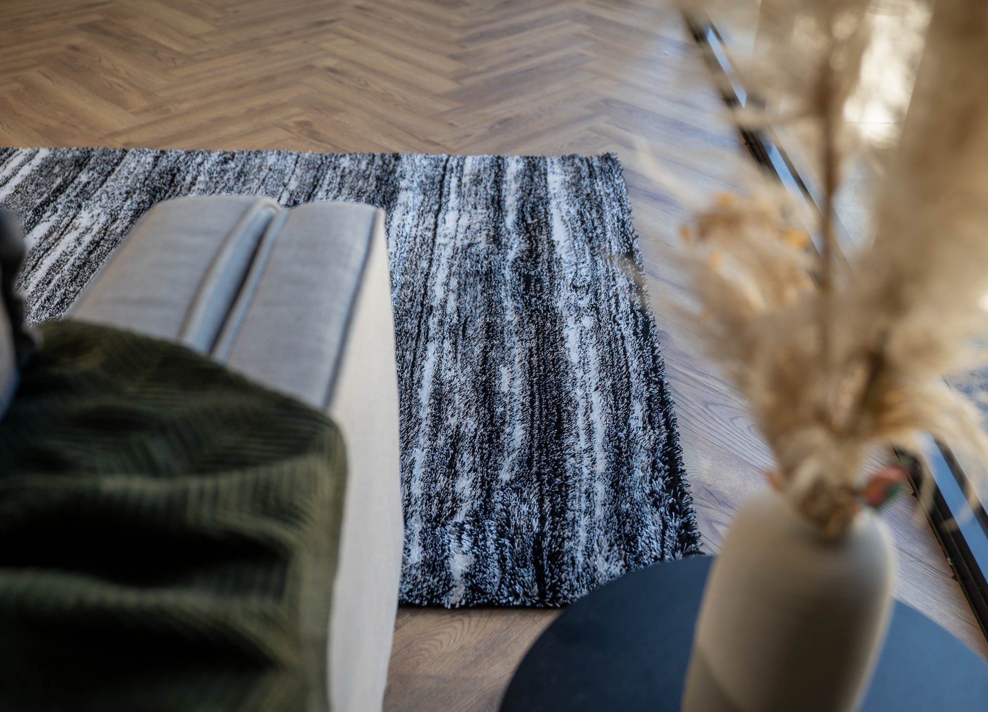Jasmine Shaggy black white plain wave flokati Rug