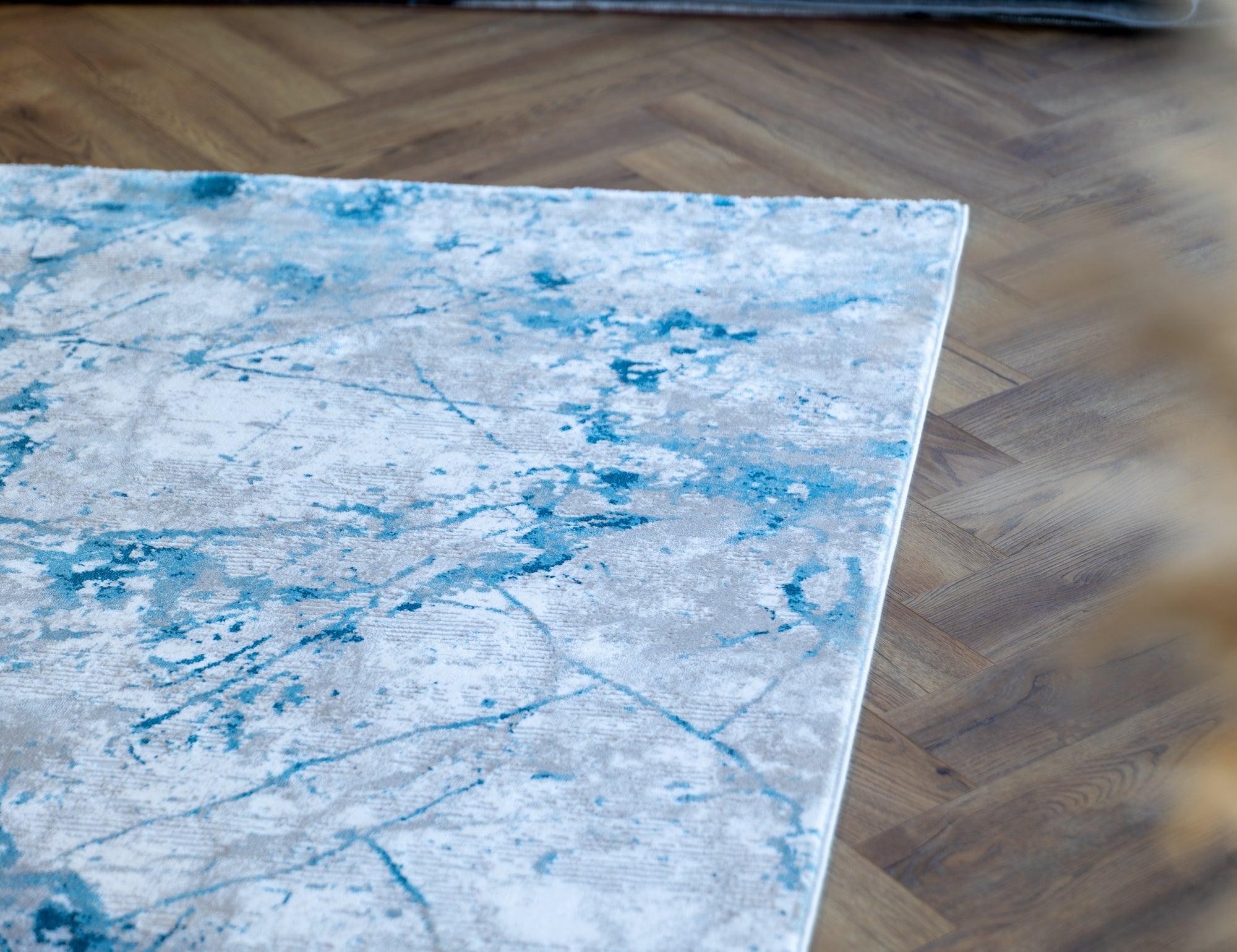 Alissa 677 cream blue cracked glass